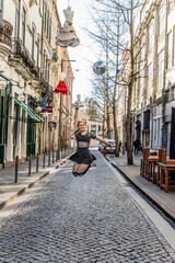 Jeune fille dans la rue da Galeria de Paris à Porto