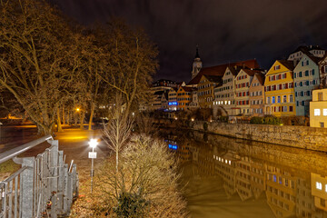 Neckarinsel und Neckarfassade in Tübingen bei nacht