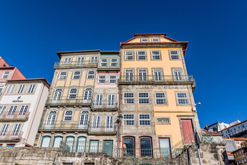 Fototapeta premium Les quais de Ribeira à Porto