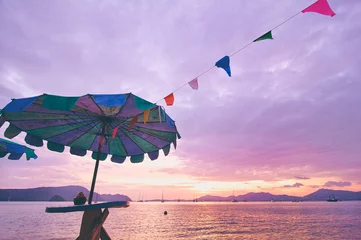 Foto op Plexiglas Licht violet Kleurrijk landschap met zee strand, prachtige zonsondergang achtergrond.