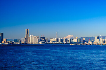 Fototapeta premium 【横浜港快晴】早朝のみなとみらいのビル群と真っ白な富士山