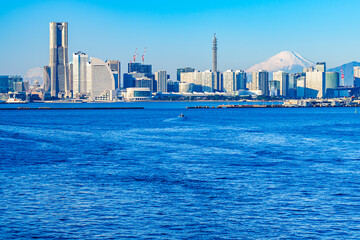 Naklejka premium 【横浜港快晴】早朝のみなとみらいのビル群と真っ白な富士山