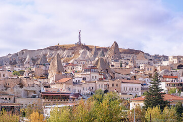 Obraz premium Traveling in Turkey. Beautiful landscape of Cappadocia town with caves, mountains and houses.