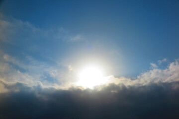暗い雲から光を照らす太陽の風景3