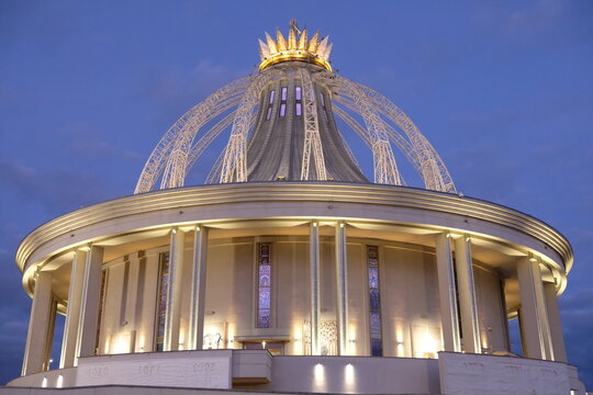 Kościół NMP Gwiazdy Nowej Ewangelizacji i św. Jana Pawła II w Toruniu - w oświetleniu naturalnym.