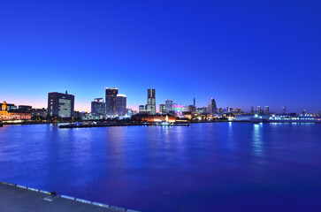 Fototapeta na wymiar 横浜市大桟橋から見る横浜みなとみらいのマジックアワーの夕景