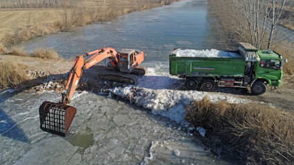 Farmers use excavators to pick up ice for loading, North China