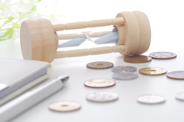 砂時計とお金のイメージ