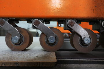 The rollers on the mechanical equipment are in the factory