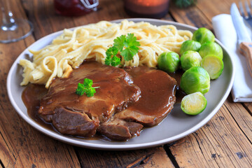 Wildschweinbraten mit Rosenkohl und hausgemachten Spätzle 