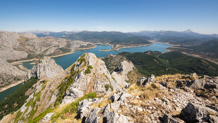 Fototapeta na wymiar Views from Pico Gilbo to the town of Riaño with the reservoir, Leon Spain
