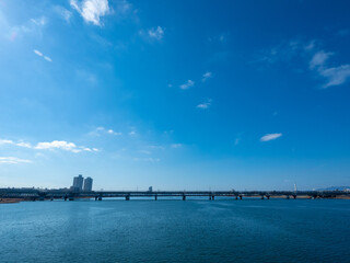 Fototapeta na wymiar 淀川大橋から望む淀川、日本、大阪、1月に撮影