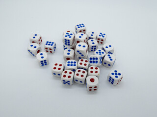 여러개의 플라스틱 주사위 