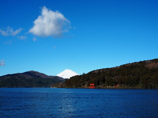 Fototapeta na wymiar the famous landscape of Lake Ashi in hakone, Japan