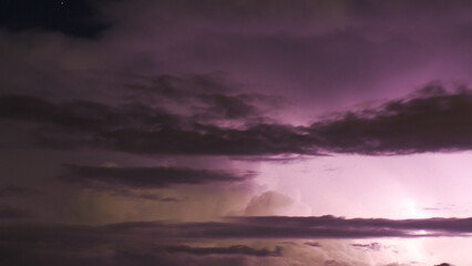 Cumulonimbus illuminé par une forte activité électrique en son sein