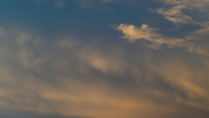 Ciel jaunâtre pendant le crépuscule