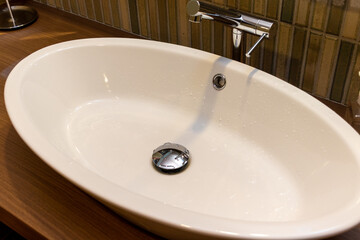 清潔感のある楕円形の白い洗面台
