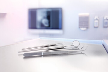 Close-up von Dental-Instrumenten, heller Behandlungsraum in Zahnarzt-Praxis - obrazy, fototapety, plakaty