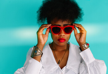 Femme noire aux lunettes rouges