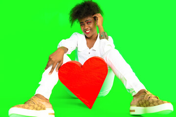 Saint Valentin, femme noire assise sur fond vert