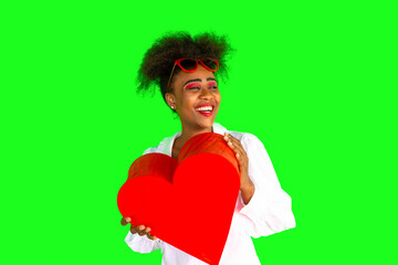 Saint Valentin, femme noire souriante avec coeur rouge sur fond vert