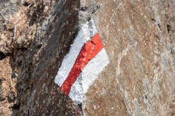 Rot-Weiss-Rot Markierung für Gebirgswanderweg, Kanton Wallis, Sc hweiz