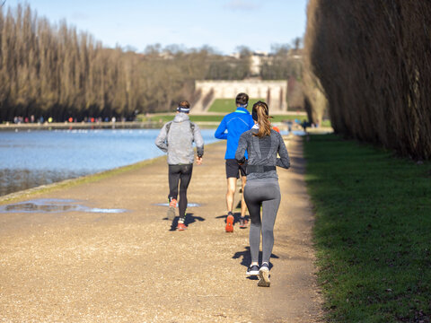 footing  d'une femme dans le parc de sceau en hiver