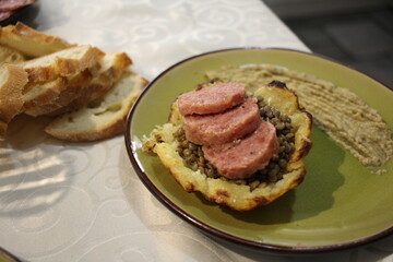 Cibo cotechino lenticchie patate salumi frutta