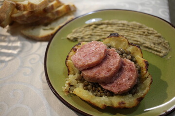 Cibo cotechino lenticchie patate salumi frutta