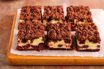 crumble cherry cheesecake slices