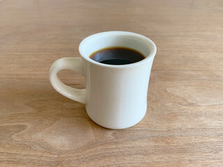 マグカップに入った熱いコーヒー