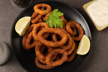 Frittierte Tintenfischringe mit Sauce