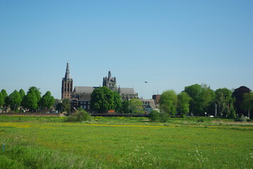 Obraz premium cityscape of 's-hertogenbosch with St John's cathedral, Sint-Janskathedraal 