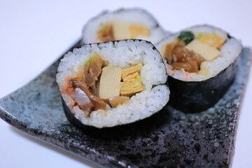 お皿に乗った上太巻き寿司