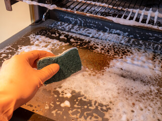 Backofen reinigen mit einem Schwamm