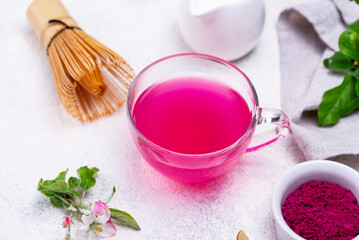 Obraz na płótnie Canvas Pink matcha tea from dragon fruit