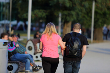 Para ludzie, kobieta i mężczyzna spaceruje w parku we Wrocławiu. 
