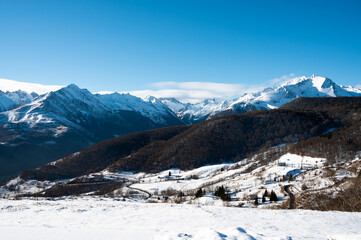 Panorama des Pyrénées en hiver depuis le col de Couraduque dans les hautes pyrénées