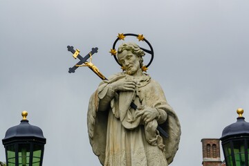 Estatua de San Juan de Nepomuceno (John of Nepomuk) en Brujas. Estatua de piedra erigida en 1767,...