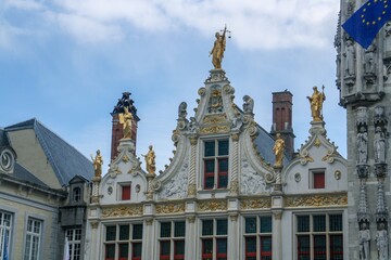 Fototapeta na wymiar Palacio de la Libertad ubicado en la Plaza Burg de Brujas, Bélgica. Fachada bellamente decorada de esta cámara renacentista con impresionantes tallas de madera.