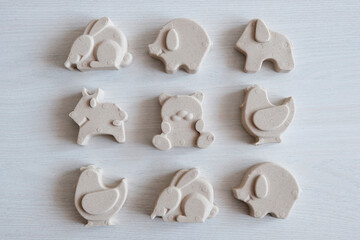 Light kinetic sand and figures. The child sculpts figures from bright details, animals. Educational...