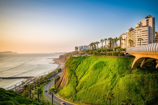 Miraflores, Lima: Foto panoramica del Malec&oacute;n de Miraflores en la ciudad de Lima, capital de Per&uacute;.