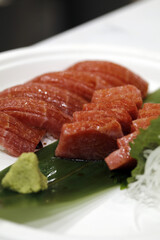 piezas de atún cortados para sushi