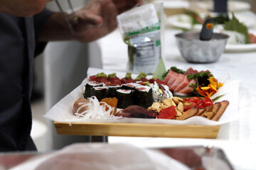 elaboración de sushis variados en bandeja