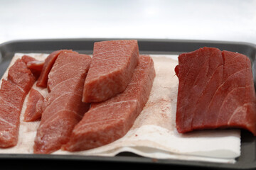 Lomos de atún cortados