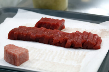 atún rojo preparado para hacer sushi