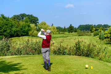golfista w stroju retro na tee