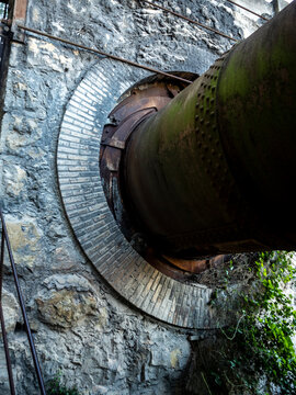 tubo de una cementera abandonada, antigua industria