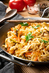 Fried noodles with chicken and vegetables.