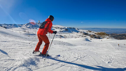 Esquiar en la estación de esquí de Sierra Nevada en Granada